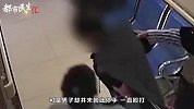 将护士按地上，拿手机疯狂敲头，住院男连打两人：我心情不好