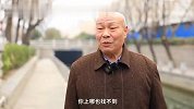 醉汉越过围栏跌入水中，六旬老汉跳入冰河施救