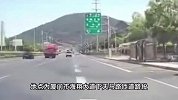 福建一出租车追尾重型半挂车，驾驶室瞬间被压扁，司机已不幸身亡