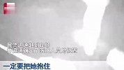 男子夜钓时水中飘来黑影，用灯一照发现是昏迷的人-羽绒服救了一命