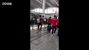广州恒大抵达白云机场 郑智为送机球迷献上掌声