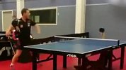 真躺赢！乒乓小将摔倒躺着打蒙对手