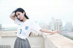 清纯女生钟情英格兰 拍摄写真力挺球队夺季军