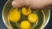 又到了吃槐花的季节，这道槐花煎鸡蛋，清香鲜美，好吃极了