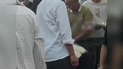 男子非法占道摆地摊遭城管劝离，一怒之下将货物全扔地上任人捡走
