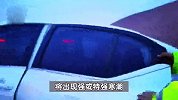 新疆大风暴雪下的高速路：仿佛现实版《流浪地球》，有车窗被沙石打破