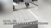 停车位占用门市前休闲区域及盲道，小区业主集体不满，联手敲掉停车线