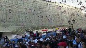 阿根廷球迷街头狂欢 梅西海报博眼球
