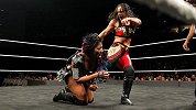 WWE-18年-NXT接管大赛费城：女子冠军赛 恩伯穆恩VS巴斯勒-精华