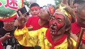 国足-17年-山城“孙悟空”助威国足 自制牌匾寄语国足-新闻