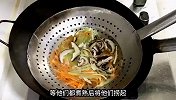 酸辣汤是先放醋还是先放胡椒粉？都不对，大厨教你暖胃又好喝做法