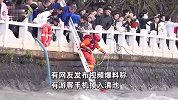消防员下水为游客捞手机，多次被冰冷湖水冲到站不稳，目击者：真的很心疼