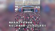 豫剧团下乡表演，现场万人空巷还有人爬墙看，戏腔一唱台下哭成一片
