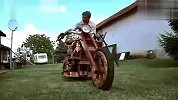 生活-牛人自制木制摩托车-上路一样拉风！