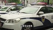 交警骑摩托遭三轮车撞倒，险遭货车碾压，官方：肇事者涉嫌酒驾