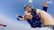 极限美女带你遨游蓝天 高空跳伞的感觉实在太棒了