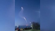 蛇年银川夜空现“蛇影”：拖着长长光影快速爬升，尾巴在夜空划出蛇状蜿蜒轨迹