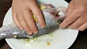 做清蒸鲈鱼，切记别放料酒和盐，教你老广的做法，鱼肉鲜嫩无腥味
