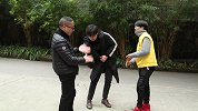 丈夫跟人约了打麻将，怕老婆知道在她面前演出一场好戏， 我笑了