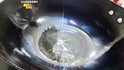 红烧鱼切记不要往锅中撒盐和拍粉，大厨教你新方法，不粘锅不破皮