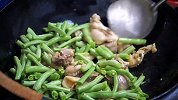 分享一道鸡腿豆角焖面