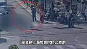 行人闯红灯致电动车驾驶员摔倒后被轧身亡，获刑两年半，轿车司机无责
