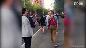 太可爱了！真正的足球狗有球必应 引发路人围观