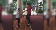高准翼出战成疑！走路仍一瘸一拐 下楼梯需要搀扶
