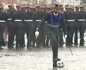 足球乱入莫斯科红场仪仗队 指挥官当场踢起来+送球给小朋友