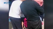 爷爷呵斥孙女竟被当成人贩子 路人直接将其按倒在地