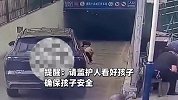 男孩地库玩耍遭车辆碾压后，孩子踉跄离开再次倒地，惊险全程曝光