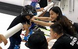 baby带小海绵模拟滑雪，母子对视爱意满满，老公黄晓明未在场