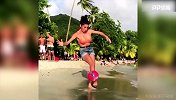 脚下生花！性感美女沙滩穿比基尼颠球 技术惊人引围观