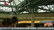 男子扮圣诞老人表演特技滑绳卡在半空