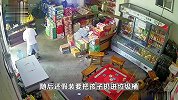 3岁幼童坐顾客桶装水上，遭其扇脑袋恐吓，随后一动作气得家长立刻报警