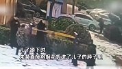 男童把烟花扔小孩脖里致烧伤，双方家长起争执，对方家长：他不是故意的