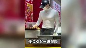 哈尔滨糖葫芦帅哥走红，女子手机秒变望远镜，南方女宝：尔滨我马上到！