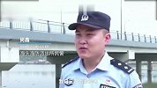 失明老人陷入海涂，民警下海施救群众纷纷加入救援