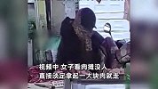 女子趁摊主去卫生间偷肉，摊前淡定挑拣藏挡风被带走，摊主：大约4斤