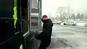 生活-牛男精彩滑雪激情四射