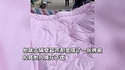 小孩悬挂8楼窗外摇摇欲坠，楼上男子飞檐走壁托举，楼下围观群众惊呼点赞