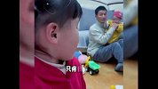 家庭欢乐多，竹子姐姐见老爸给弟弟喂好吃的，要求公平对待