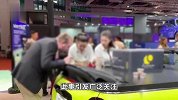 女子在宝马MINI展台前直播发生冲突？警方：没网传那么严重