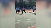 承包我一天的笑点！小伙子跳高真是厉害啊