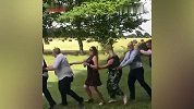 全家疯狂！一大家子玩人体火车庆祝英格兰晋级