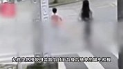 6岁女孩绿灯过马路被撞身亡，出事前一直贴着妈妈，事发瞬间曝光