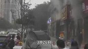烤鱼店开业发生火灾，有店员下半身全着火冲出店求救，当地回应