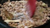 花生米加一把大蒜，比水煮的简单，比油炸的香，招待客人倍有面
