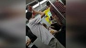 爆新鲜-20160724-网曝上海地铁奇葩女用行李占座 女子要求让座反遭打