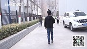 小伙发明的这款头盔，低着头玩手机，横穿马路，也不怕撞！